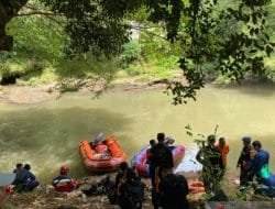Petugas Telusuri Dua Anak Panti Asuhan Yang Hanyut di Kali Ciliwung