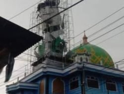 Menara Masjid Jami di Lombok Timur Roboh Akibat Angin Kencang