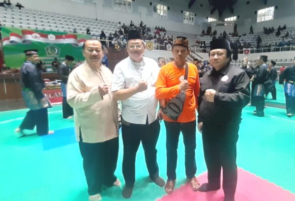 Ketua PPS Putra Betawi Dr. H. Whisnu Wardana (kemeja putih tengah), Guru Sin Lam Ba Caban Sunter, Jakarta Utara, Baba Muklis (baju oranye)