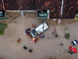 Banjir Bandang Surut, Warga Terpaksa Bersih-bersih Pakai Air Selokan