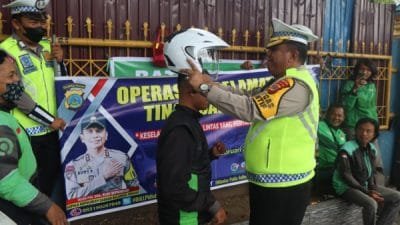Reward Tertib Berlalu Lintas, Satgas Ops Keselamatan Tinombala Berikan Helm Gratis