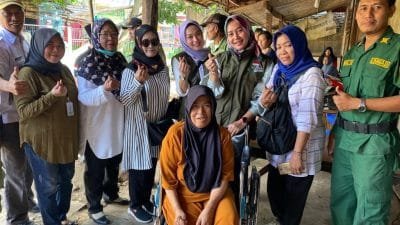 Program Jumat Berkah, TP PKK Salurkan Kursi Roda Kepada Warga Jatirasa