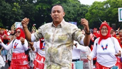 Tri Adhianto Ramaikan Pawai Kostum Daur Ulang Sampah di CFD Kota Bekasi