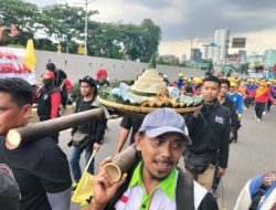Buruh Bawa Nasi tumpeng dan Keranda Untuk Anggota DPR RI