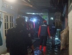 Kali Ciliwung Meluap Sebabkan Banjir Satu Meter di Kampung Melayu