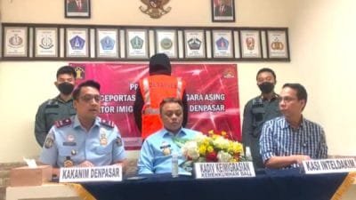 Kadiv Keimigrasian, Barron Ichsan (tengah) didampingi Kakanim Denpasar, Tedy Riyandi (kiri) dan Kasi Inteldakim, Iqbal Rifai, saat konferensi pers penangkapan WNA Rusia, Selasa (28/2/2023).