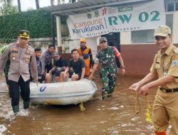 Polisi dan Tiga Pilar Evakuasi Warga Terdampak Banjir di Petogogan