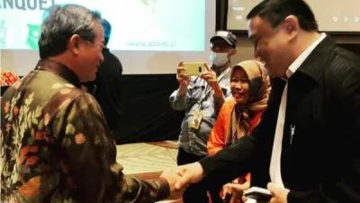 Wartawan senior Aat Surya Safaat (kanan) mewawancarai Kepala Perwakilan Kantor Dagang dan Ekonomi Taipei (TETO) Jakarta, John C. Chen (kiri) terkait "Workshop Pariwisata Taiwan 2023" di Jakarta, Senin (27/2/2023) malam