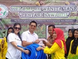 Peduli, Pengusaha Muda Dadan Tri Bantu Alat Tani ke KWT Lestari Sawargi