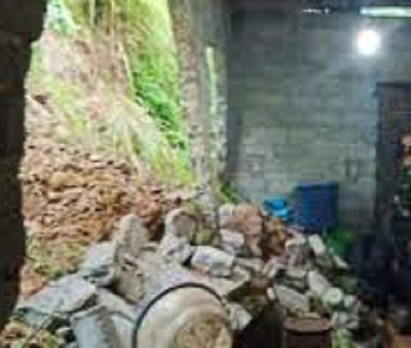 Longsor di Kecamatan Dongko yang mengakibatkan tebing menimpa rumah warga, pada Senin (27/2/2023)