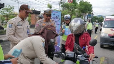Pengendara Tertib Berlalulintas Dapatkan Bingkisan Dari Satlantas Trenggalek