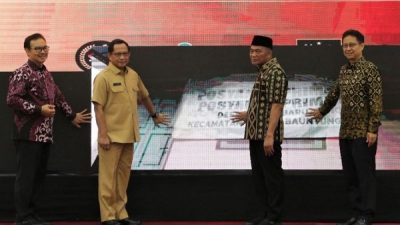 Kepala BKKBN Hasto Wardoyo (kiri) saat acara peluncuran Gerakan Penimbangan Bulanan Nasional Terintegras di Jakarta, Selasa (28/2/2023).