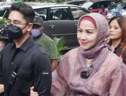 Dikawal 8 Wanita, Venna Melinda Hadiri Sidang Cerai dengan Ferry Irawan