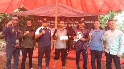 Para pemenang lomba mancing mania yang digelar Himpunan Putra Putri Keluarga Angkatan Darat (Hipakad) Rayon Cibinong, di Situ Gedong, Kabupaten Bogor, Jawa Barat, Ahad (26/2/2023)