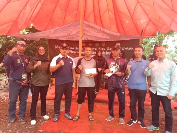 Para pemenang lomba mancing mania yang digelar Himpunan Putra Putri Keluarga Angkatan Darat (Hipakad) Rayon Cibinong, di Situ Gedong, Kabupaten Bogor, Jawa Barat, Ahad (26/2/2023)