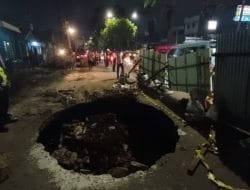 Lubang Besar Sedalam 3 Meter di Daan Mogot  Berhasil Ditambal