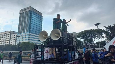 Massa Aksi BEM SI Mulai Berdatangan ke Depan Gedung DPR