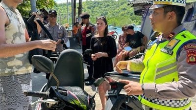 Pakai plat palsu, bule ditilang Polantas Polres Klungkung