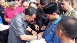 Bupati Ponorogo, Sugiri Sancoko, menandatangani surat pernyataan bermaterai yang telah disiapkan warga
