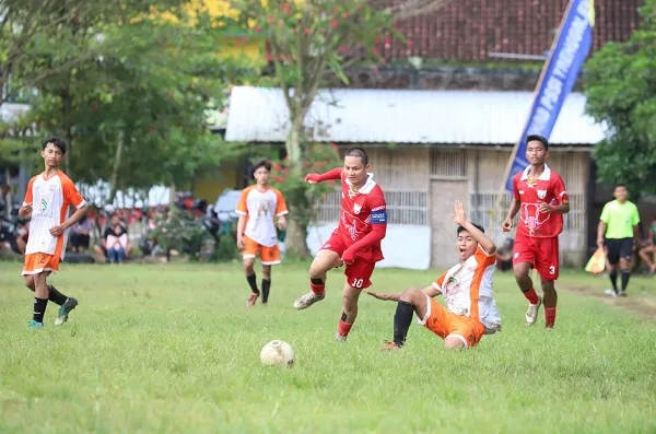 Bupati Trenggalek Mochamad Nur Arifin saat bermain sepak bola