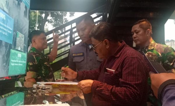 Wartawan senior Cak Herry SL, saat mengisi buku tamu pengunjung Museum Jayakarta, Selasa (14/3/2023)