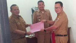 Camat Kalanganyar, Cece Saputra, saat menyerahkan hasil Pilkades PAW Desa Pasir Kupa di kantor Dinas Pemberdayaan Masyarakat Desa Kabupaten Lebak, Banten