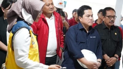 Wagub Bali Cok Ace mendampingi Ketua Umum PSSI Erick Thohir meninjau Stadion Dipta Gianyar, Bali, Minggu,12 Maret 2023