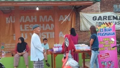 Ita Nurjanah, penjual es buah yang menjajakannya secara prasmanan di Jl. Raya Cipanas Km 12. Perum Korpri Kebo Bule, Desa Pajagan, Kecamatan Sajira, Kabupaten Lebak, Banten
