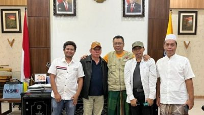 Gubernur H. Zulkieflimansyah didampingi Asisten III Setda NTB H. Wirawan, saat menerima kunjungan Ketua SMSI, AMSI dan JMSI di ruang kerjanya, Rabu (22/3/2023)