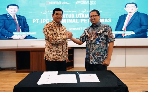 Guna Mulyana (kanan) resmi menjabat Dirut PT IPC TPK menggantikan David Pandapotan Sirait (kiri) yang mendapatkan kepercayaan sebagai Dirut PT.Terminal Teluk Lamong