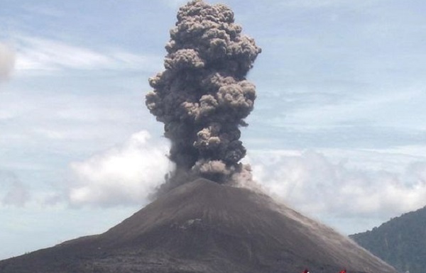 Gunung Anak Krakatau mengalami erupsi.