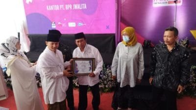 Bupati Trenggalek, Mochamad Nur Arifin, saat peresmian kantor baru BPR Jwalita, Jumat (3/3/2023)