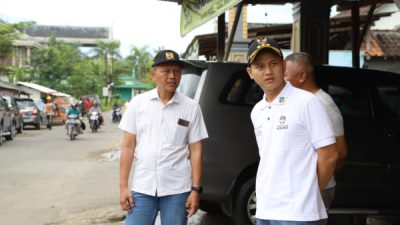 Bupati Trenggalek, Mochamad Nur Arifin, bersama Kepala Dinas PUPR Ramelan, meninjau langsung perbaikan jalan, Sabtu (4/3/2023).