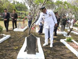 Tri Adhianto Tabur Bunga di Taman Makam Pahlawan Bulak Kapal Kota Bekasi