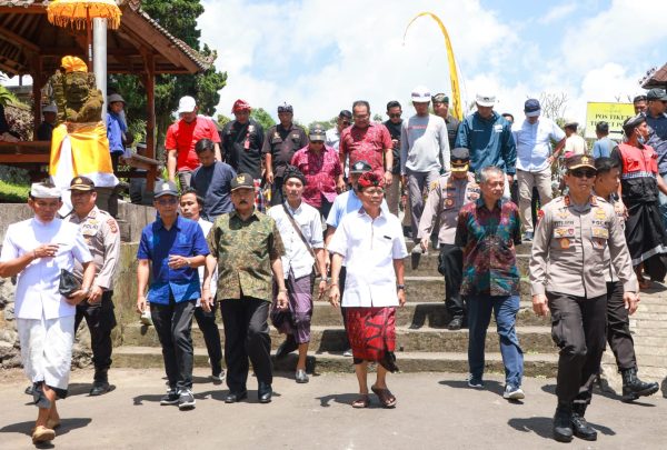 Rombongan Gubernur Bali, Wayan Koster, Sabtu (11/3/2023), meninjau sejumlah persiapan menjelang peresmian fasilitas Kawasan Suci Puri Agung Besakih oleh Presiden Jokowi pada Senin (13/3/2023).