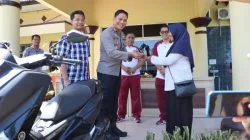 Kapolres Lombok Barat, AKBP Bagus Nyoman Gede Junaedi menyerahkan sepeda motor kepada Misrah, korban curanmor di Mapolres, Sabtu (11/3/2023). Foto:Dok.Humas Polres Lombok Barat 