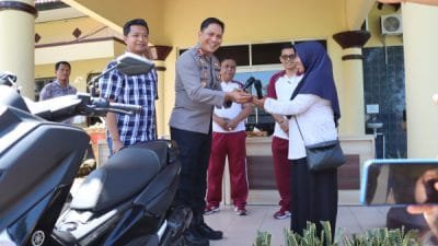 Kapolres Lombok Barat, AKBP Bagus Nyoman Gede Junaedi menyerahkan sepeda motor kepada Misrah, korban curanmor di Mapolres, Sabtu (11/3/2023). Foto:Dok.Humas Polres Lombok Barat 