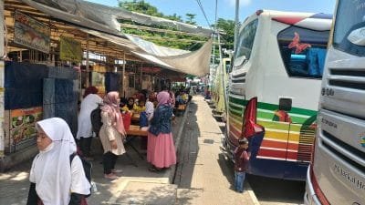 Pengunjung Kota Tua Keluhkan Posisi Parkir Bus di Kota Intan