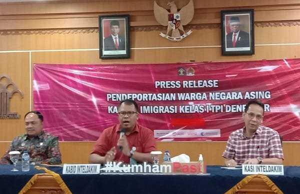 Kabid Inteldakim Kanwil Kemenkumham Bali Anak Agung Bagus Narayana (tengah) didampingi, Kasi Teknologi Informasi dan Komunikasi Imigrasi Denpasar I Wayan Putu Wiadnya (kanan) dan Kasi Inteldakim Iqbal Rifai (kiri) saat konferensi pers di Kantor Imigrasi Denpasar, Jumat (24/3/2023) Foto:istimewa