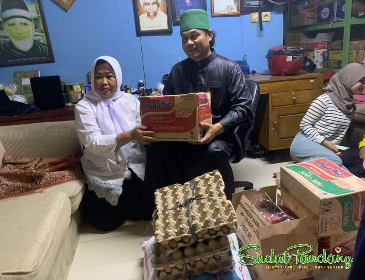 Pemred Sudut Pandang Umi Sjarifah, membagikan paket sembako di Yayasan Yatim Piatu Dhuafa Al-Wariju Iskandar, Kampung Muara Bahari, Tanjung Priok, Jakarta Utara, pada Jumat (17/3/2023) malam. (Foto:Istimewa)
