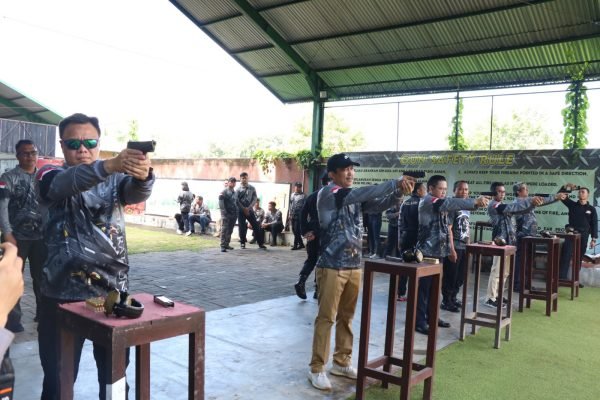 Kakanwil Kemenkumham Bali, Anggiat Napitupulu, latihan menembak di Lapangan Tembak Bhayangkara Tohpati Denpasar, Rabu (8/3/2023).