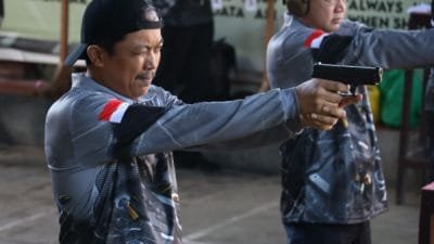 Kakanwil Kemenkumham Bali, Anggiat Napitupulu, latihan menembak di Lapangan Tembak Bhayangkara Tohpati Denpasar, Rabu (8/3/2023).