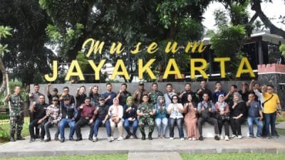 Foto bersama para awak media Mitra Kodam Jaya bersama jajaran Pendam Jaya di depan Museum Jayakarta, Selasa (14/3/2023).
