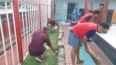 Jajaran Lapas Kelas IIB Singaraja bergotong royong membersihkan lingkungan Lapas pada Jumat (17/3/2023).