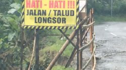 Jalan menuju Telaga Ngebel, Kabupaten Ponorogo, Jawa Timur, mengalami longsor
