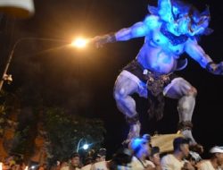 Ribuan Turis Antusias Saksikan Parade Ogoh-ogoh di Kuta