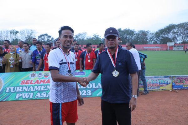 Penyerahan hadiah kepada juara Turnamen Sepak Bola “Old Crack PWI Asahan” di Stadion Mutiara Kisaran, Minggu (12/3/2023).Foto: istimewa