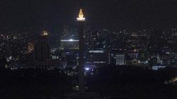 Pemadaman lampu serentak selama satu jam itu dalam rangka aksi hemat energi dan pengurangan emisi karbon di Jakarta, Sabtu (18/3/2023).