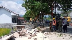 Dinas Pekerjaan Umum (PU) Provinsi Jawa Timur membongkar sejumlah bangunan yang berdiri di sempadan sungai pinggir Jalan Raya Kecamatan Slahung, Kabupaten Ponorogo, Senin (20/3/2023).