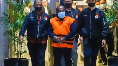 Bupati Nonaktif Mamberamo Tengah, Papua, Ricky Ham Pagawak mengenakan rompi tahanan usai dihadirkan dalam konferensi pers di Gedung Merah Putih KPK, Jakarta, Senin (20/2/2023)